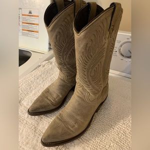 Authentic women’s cowboy boots from Nashville (Broadway street)
